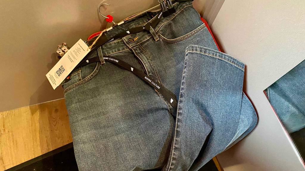 Eine getestete Motorradjeans mit eingeschlagenem Hosenbein.