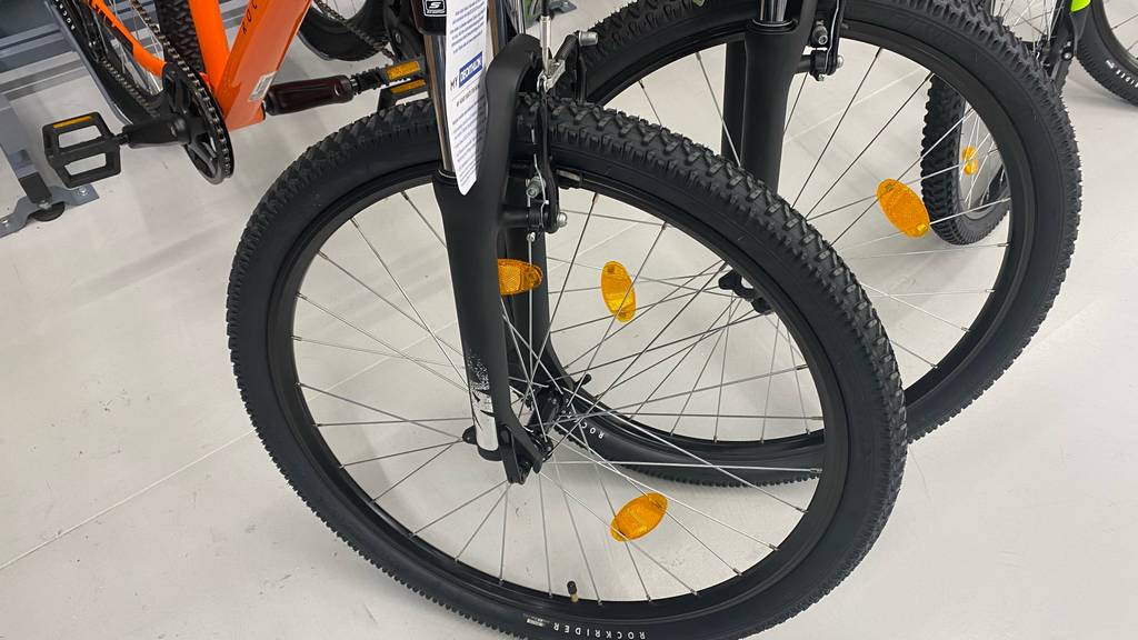 Jugendfahrrad-26-Zoll-Test: Reifen mit Reflektoren darauf von Jugendfahrrad im Fokus.