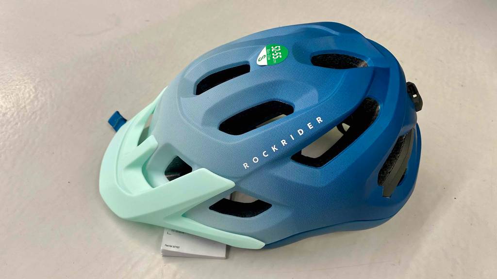 Im Test: Ein MTB-Helm von der Seite auf einem hellen Boden.