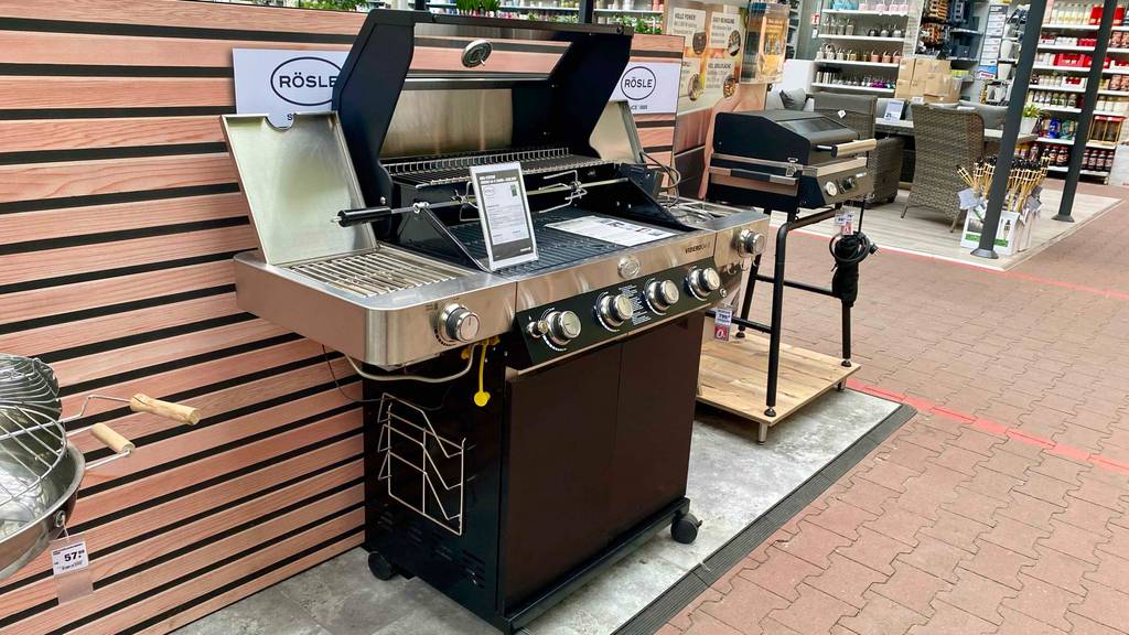 Rösle-Gasgrill im Test: ein Rösle-Gasgrill stehend in einem Geschäft, mit Informationsschild darauf platziert.