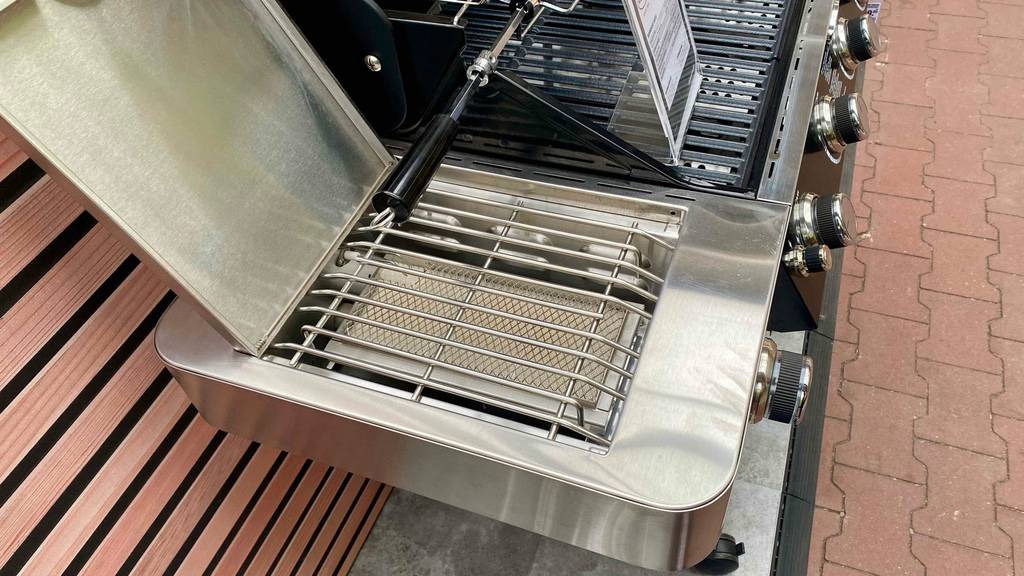 Rösle-Gasgrill getestet: linkes Heizelement eines Rösle-Gasgrills im Fokus.