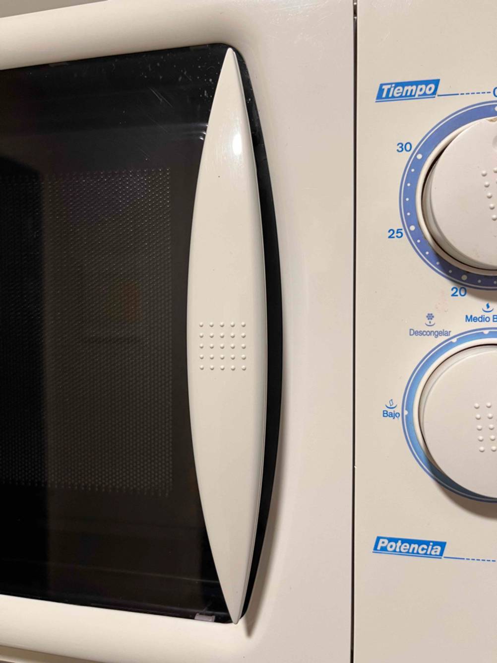 Im Test: Mikrowelle ohne Grill, Nahaufnahme Bedienelemente