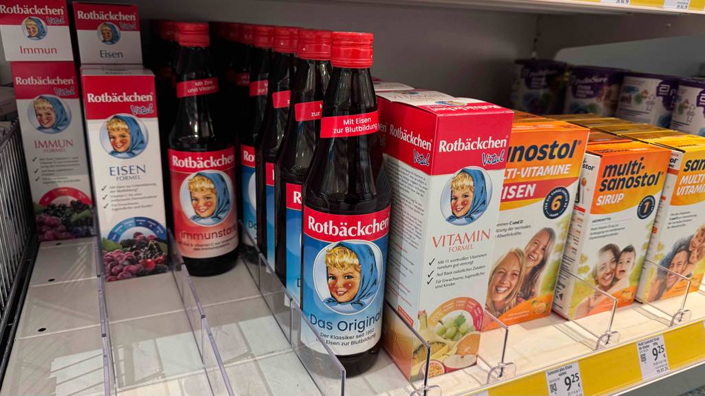 Test: Mehrere Artikel von Rotbäckchen-Saft stehen in einem Regal.
