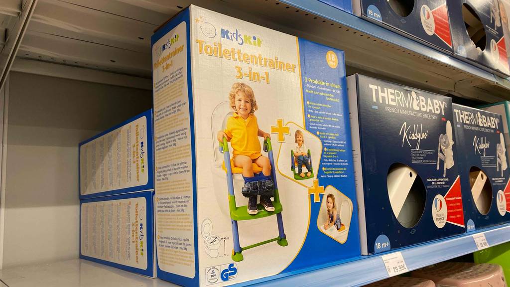 Im Regal neben anderen Produkten steht ein getesteter Toilettentrainer.