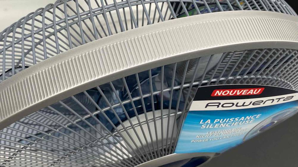 Im Test: Detailaufnahme des Gitters eines Tischventilators mit Fernbedienung.