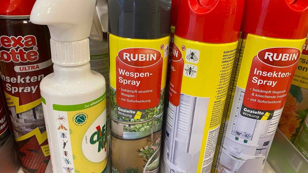 Wespenspray-Test: Wespenspray steht neben anderen Insektensprays.