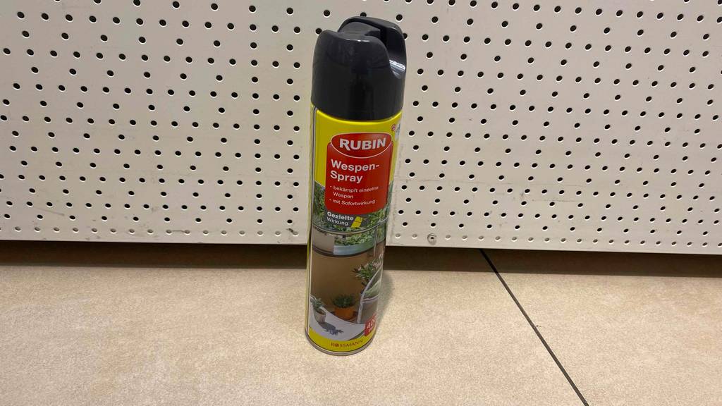 Wespenspray getestet: Wespenspray von Rubin mit Sofortwirkung stehend auf einem Fliesenboden.