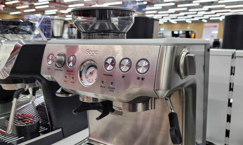 Sage-Espressomaschine getestet: Nahaufnahme Manometer und Bedienelemente.