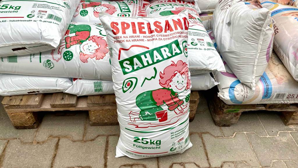 Spielsand-Test: eine Packung Spielsand mit 25 kg steht vor anderen Packungen Spielsand.