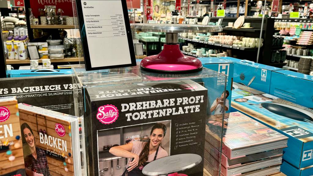 Der getestete Tortendrehteller von Sallys steht auf der Verpackung.