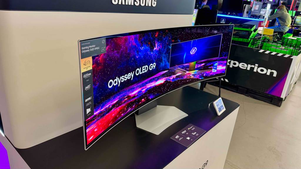 Im Test: Der Samsung-Curved-Monitor 49 Zoll steht eingeschaltet auf einem Ausstellungstisch.