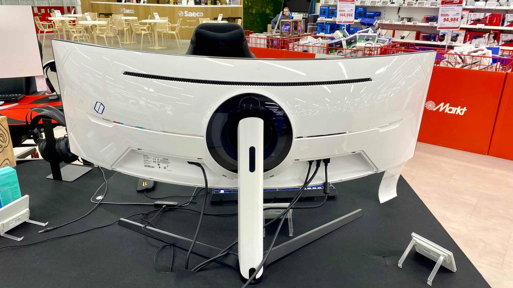 49-Zoll-Curved-Monitor-Test: Rückseite eines Curved-Monitors im Blick.