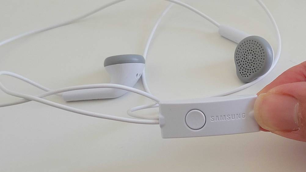 Samsung-In-Ear-Kopfhörer getestet: Nahaufnahme des Bedienelements.