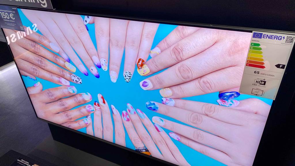 Samsung-Fernseher (50 Zoll) getestet: Ein angeschaltenes Gerät von schräg oben.