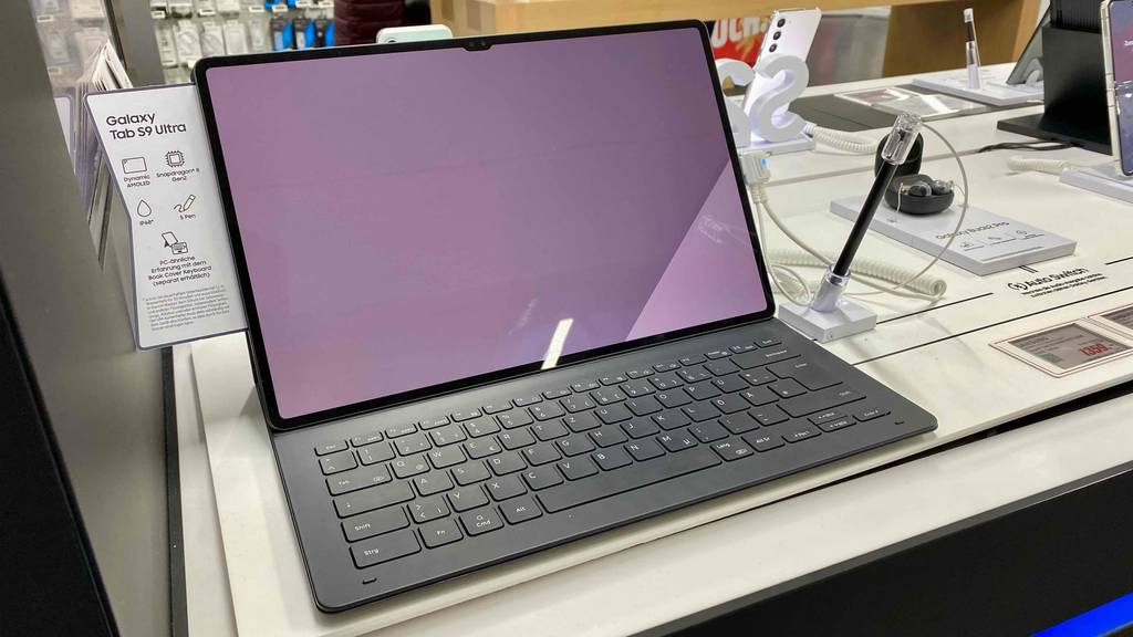 Tablet-mit-Tastatur-Android getestet: ein Tablet mit Preisschild daneben ersichtlich.