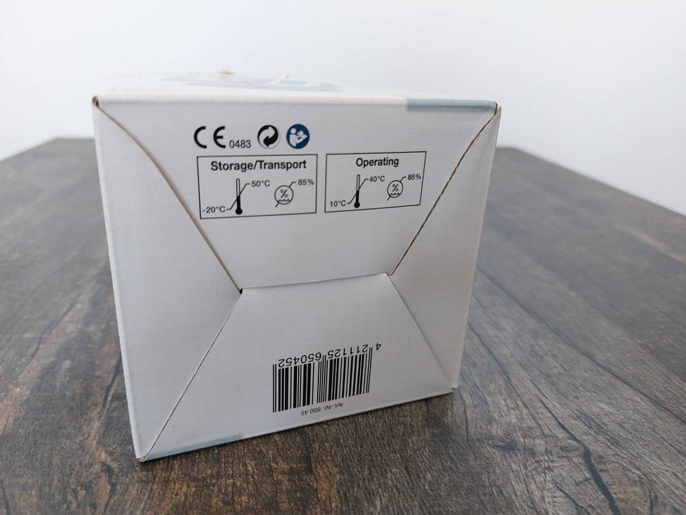Sanitas-Blutdruckmessgerät getestet: Die Unterseite der Verpackung mit Infografiken.
