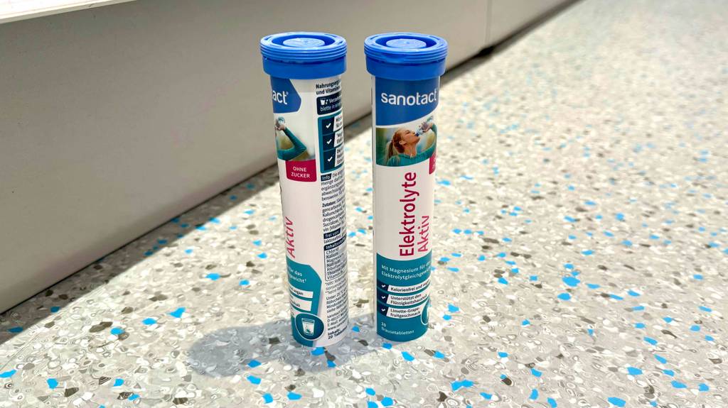 Test: Zwei Verpackungen Elektrolyte-Tabletten der Marke Sanotact stehen nebeneinander.