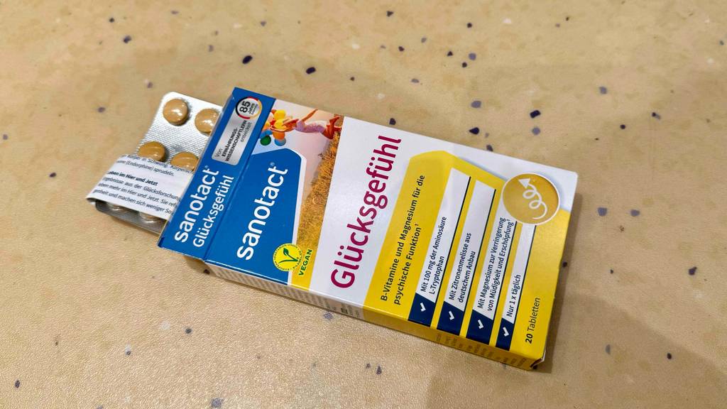 Die getesteten Tabletten, der getesteten natürlichen Stimmungsaufheller ragen aus der Verpackung heraus.