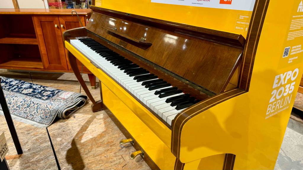 Ein getestetes Stage-Piano mit inkludierter Abdeckung für die Tasten.