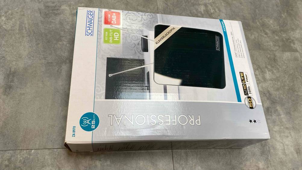 DAB-Zimmerantenne getestet: Eine verpackte Antenne horizontal auf einem Fließenboden.