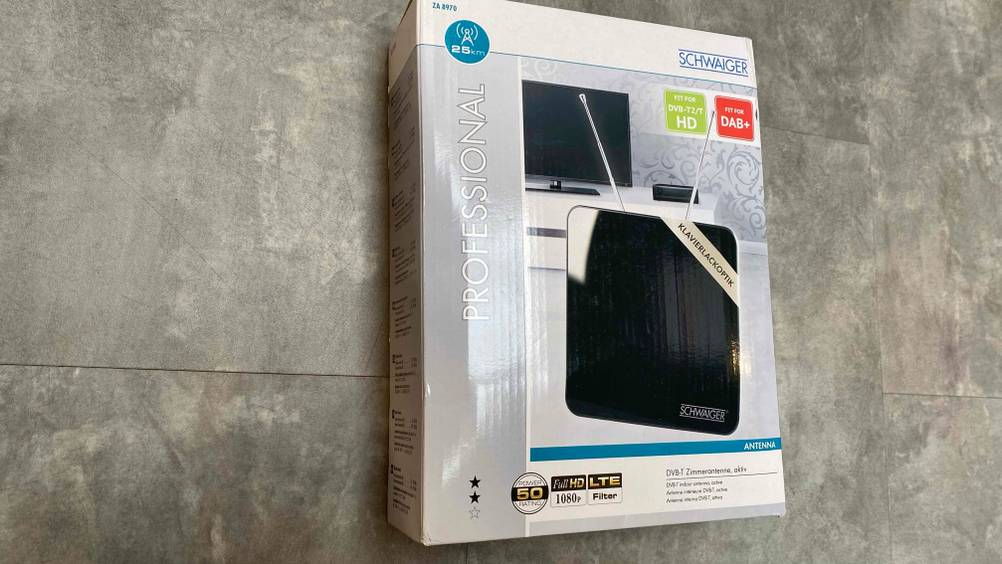 Im Test: Eine verpackte DAB-Zimmerantenne auf einem Fließenboden.