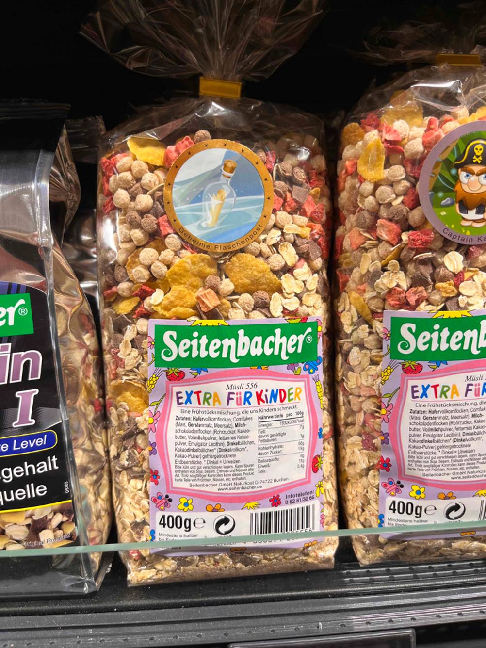 Seitenbacher-Müsli getestet: Mehrere Packungen stehen neben anderen Produkten im Regal.