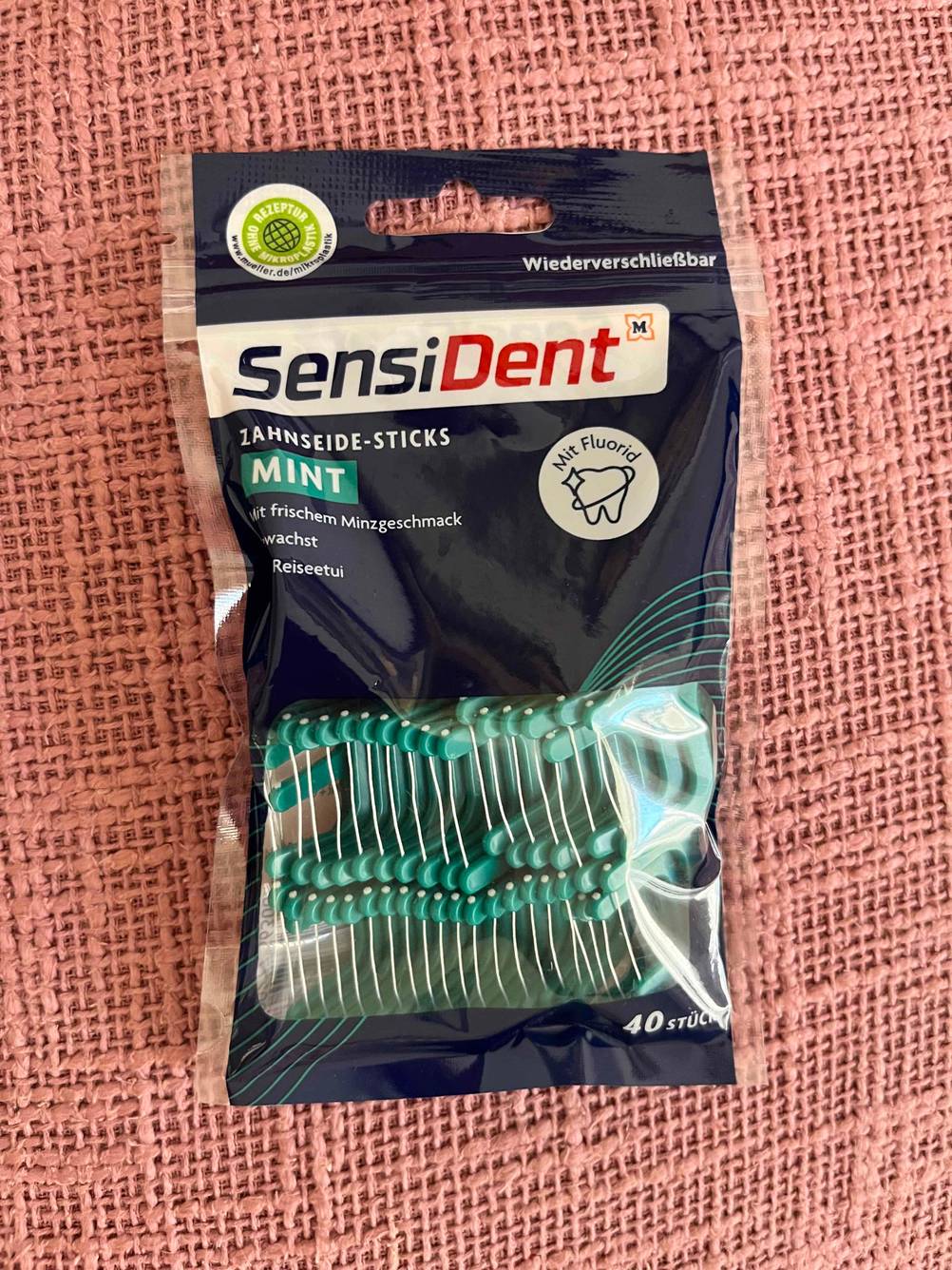 Zahnseidenhalter getestet: eine verschlossene Packung Zahnseidenhalter mit 12 Sticks darin.