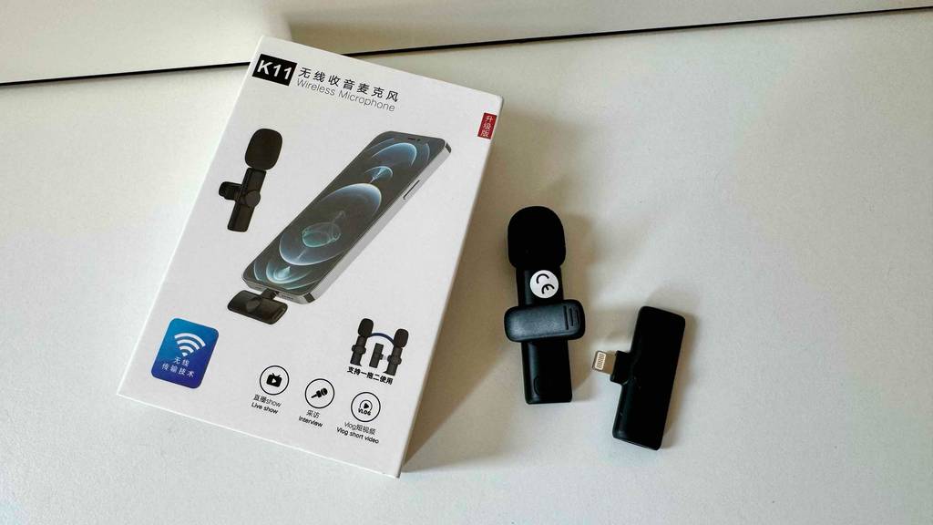 Test: Verpackung und daneben die zwei iPhone-Mikrofone platziert.