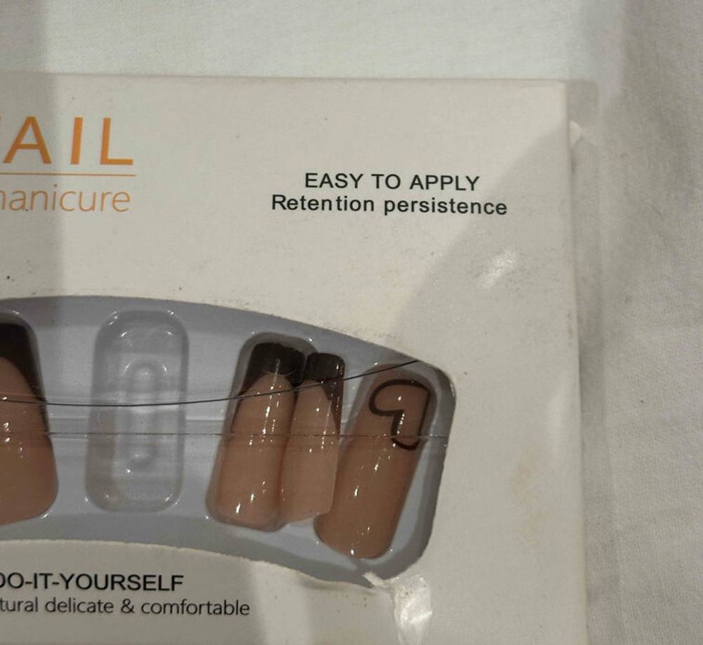 Nahaufnahme der getesteten künstlichen-Fingernägel, die sich in der Verpackung befinden.