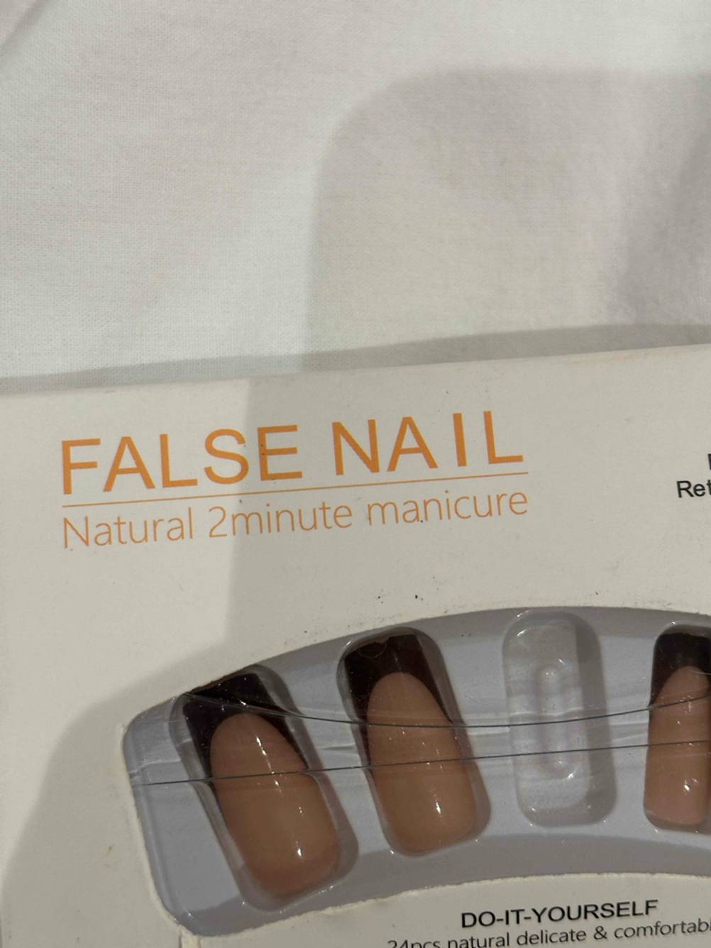 Oberer Teil der Verpackung von getesteten künstlichen Fingernägel.