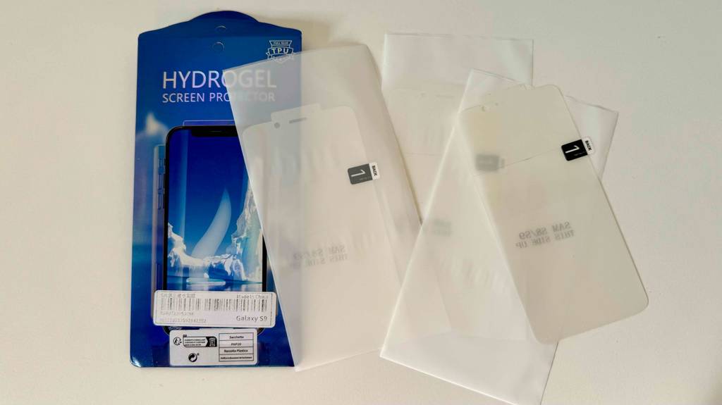 Test: die blaue Verpackung und mehrere Samsung-Galaxy-S9-Panzergläser daneben liegend.