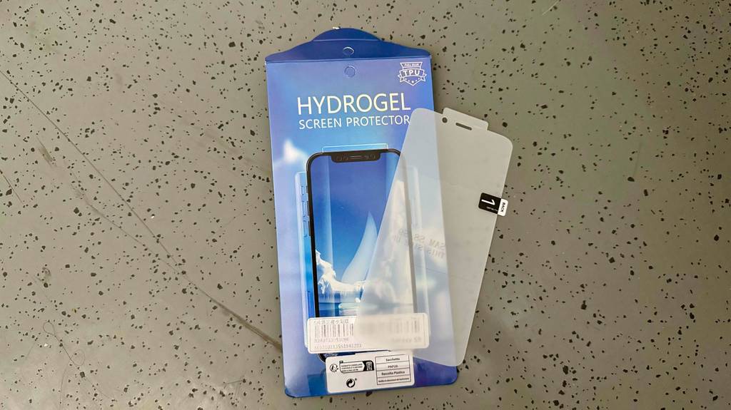 Getestet: Das Samsung-Galaxy-S9-Panzerglas liegt auf der Verpackung.