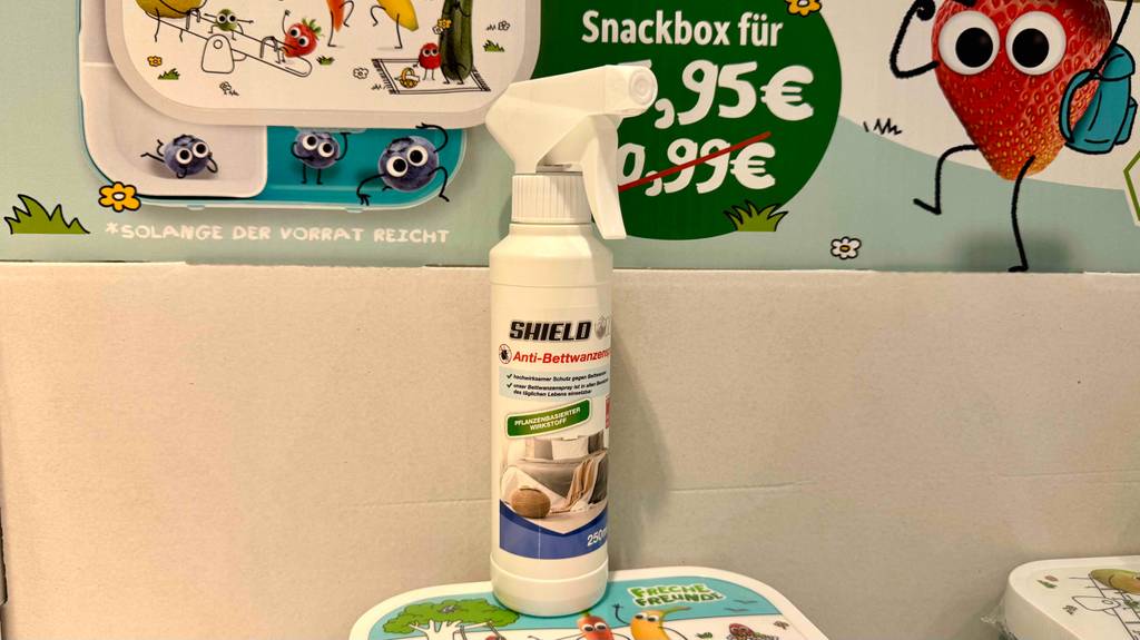 Das getestete Mittel gegen Bettwanzen in einer weißen Sprühflasche steht in einem Verkaufsbereich.