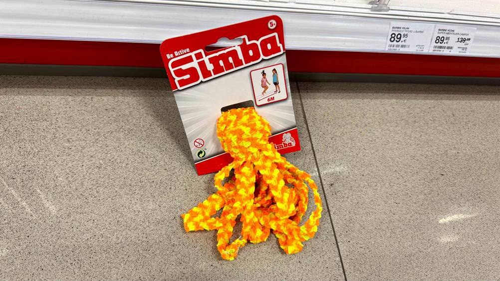 Der Gummitwist, der getestet wurde ist vor einem Regal platziert.
