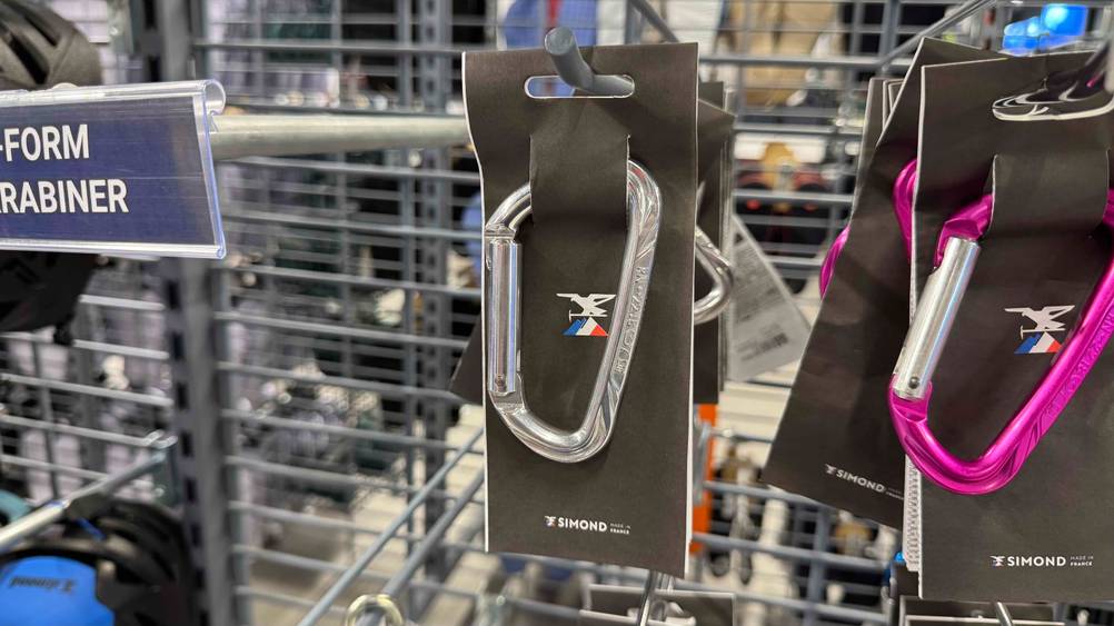 Getestete Karabinerhaken hängen in einem Regal.