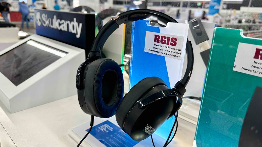 Im Test: Der Skullcandy Kopfhörer in Schwarz hängt auf einem Ausstellungsständer im Verkaufsbereich.