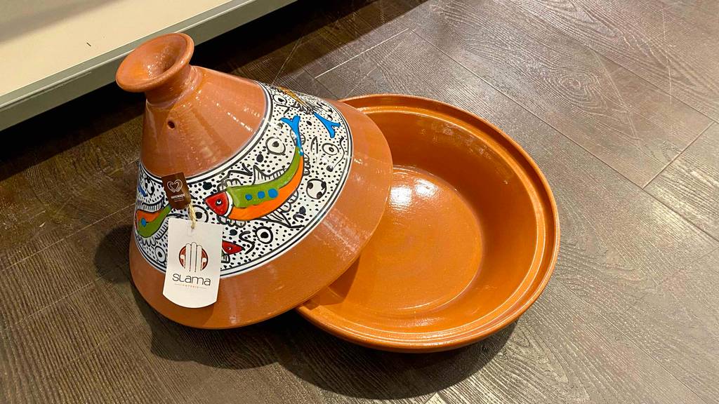 Tajine getestet: eine halb geöffnete Tajine, die auf einem Boden platziert ist.