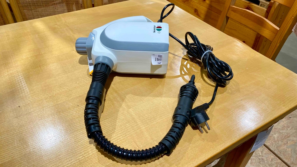 Hand-Dampfreiniger im Test: ein Hand-Dampfreiniger mit Kabel und Aufsatz im liegenden Zustand.