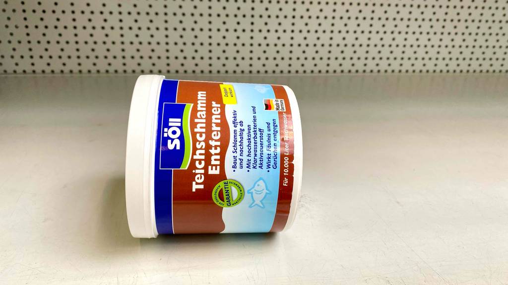 Eine liegende Packung getesteter Teichschlammentferner.