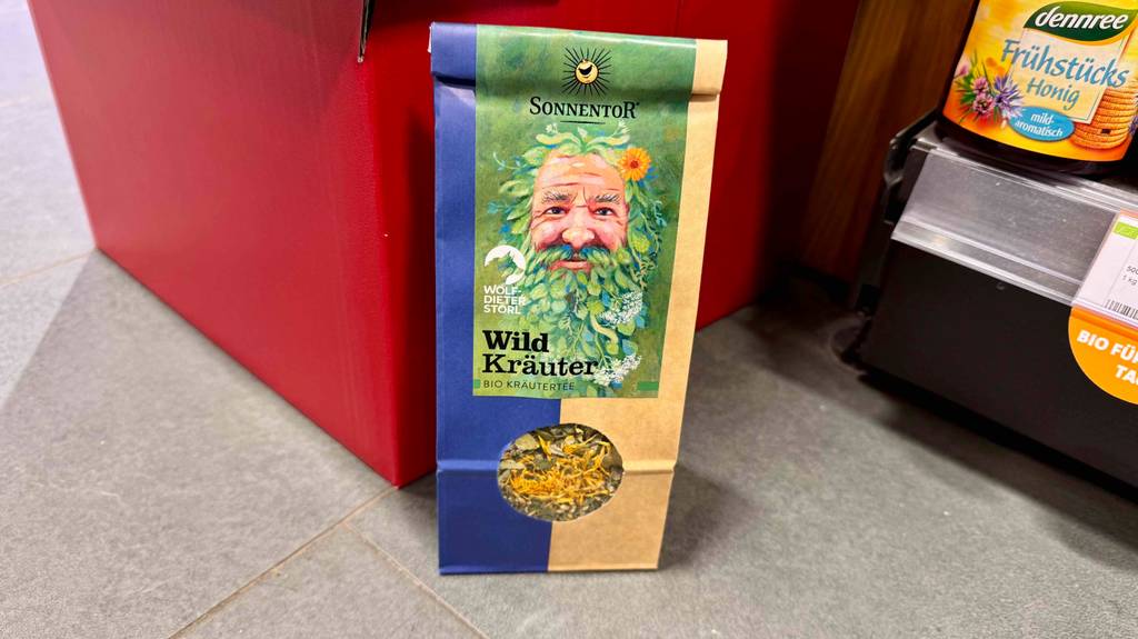 Eine Packung getesteter Bio-Kräutertee steht auf einem Boden.