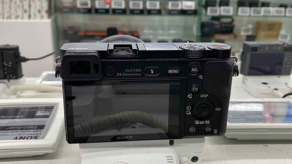 Im Test: Detailaufnahme Dispaly und Bedienelemente einer Sony-Kompaktkamera.