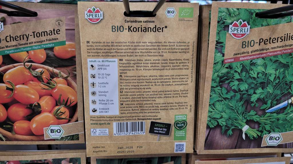 Verpackung der getesteten Koriandersamen hängt in einem Regal mit ersichtlicher Verpackungsrückseite.