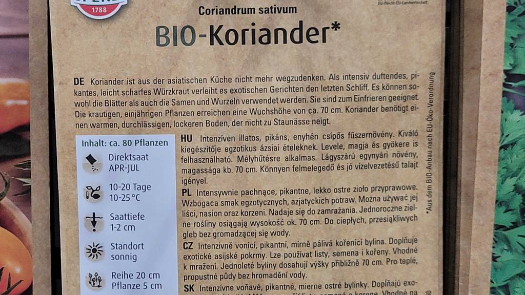 Die Hinweise auf der Verpackung von getesteten Koriandersamen in Nahaufnahme.