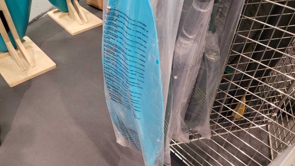 Kajak-Paddel im Test: blaues Blatt eines Kajak-Paddels in einem Plastikbeutel im Fokus.