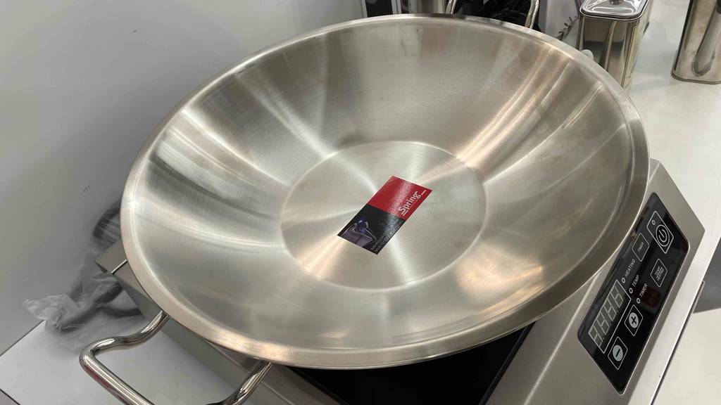 Elektro-Wok getestet: Ein Elektro-Wok ohne Deckel mit Innenansicht der Pfanne.