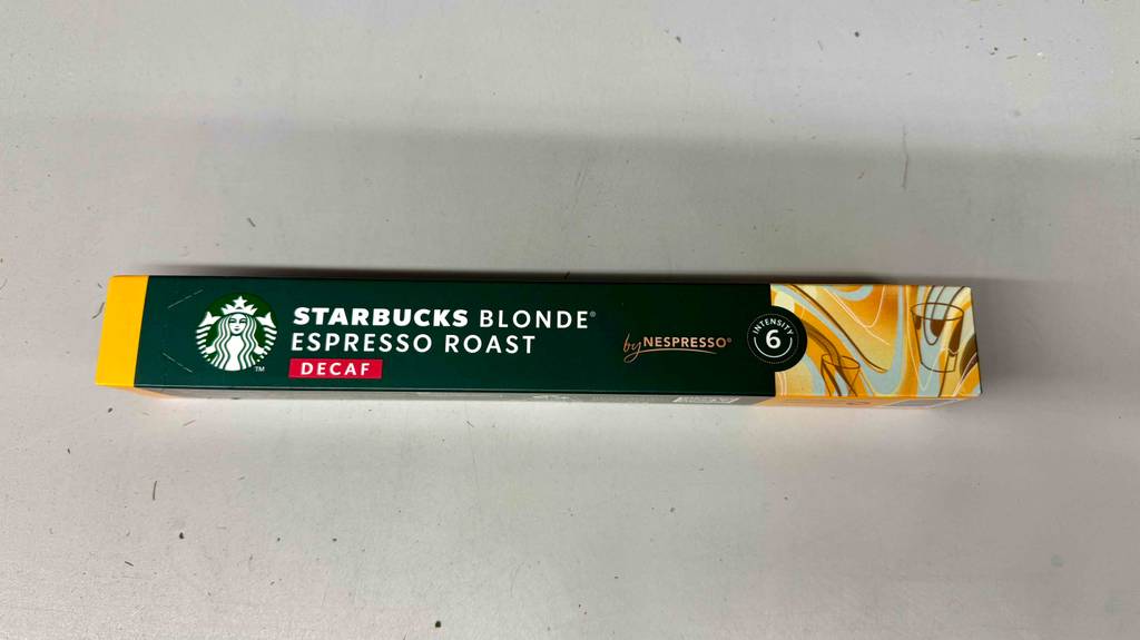 Die getesteten Espresso-Sticks von Starbucks mit der Intensität 6 liegt auf einer grauen Fläche.