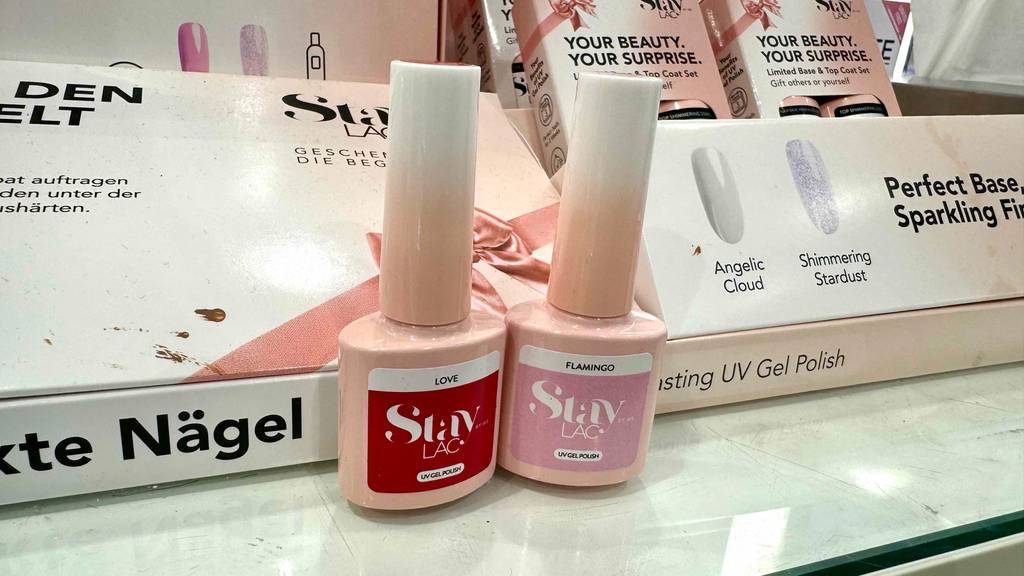 UV-Gel im Test: zwei UV-Gels in unterschiedlichen stehen nebeneinander vor einem Aufsteller.