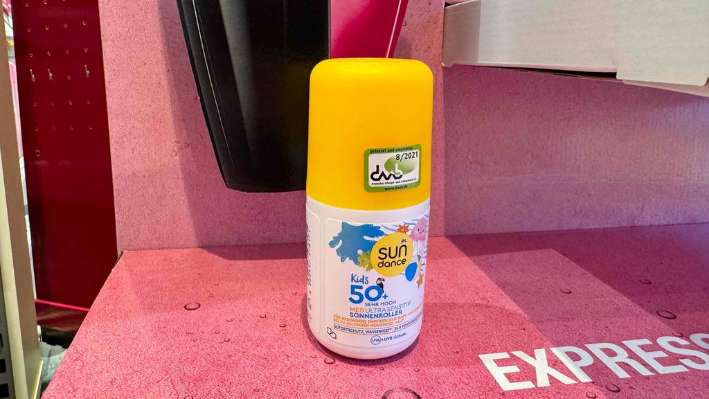 Test: eine Sonnencreme für Babys mit Lichtschutzfaktor 50+ von vorn ersichtlich.