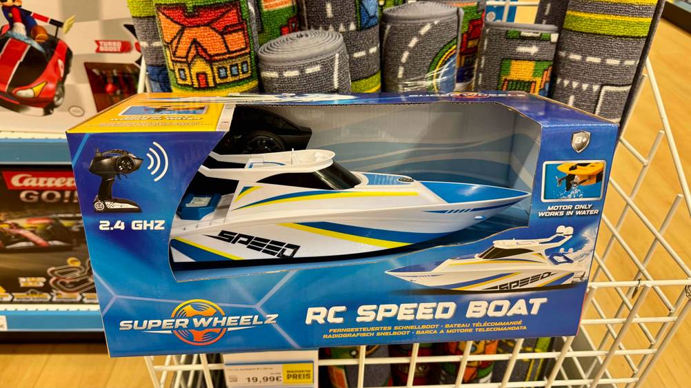 Das getestete ferngesteuerte Boot steht auf einem Korb, worin sich Teppiche befinden.