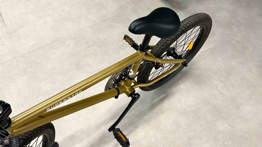 Gestell und Sattel eines getesteten BMX im Fokus.
